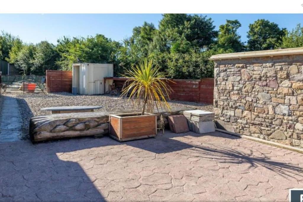 2 Bed Sandstone Residence Newport  Экстерьер фото